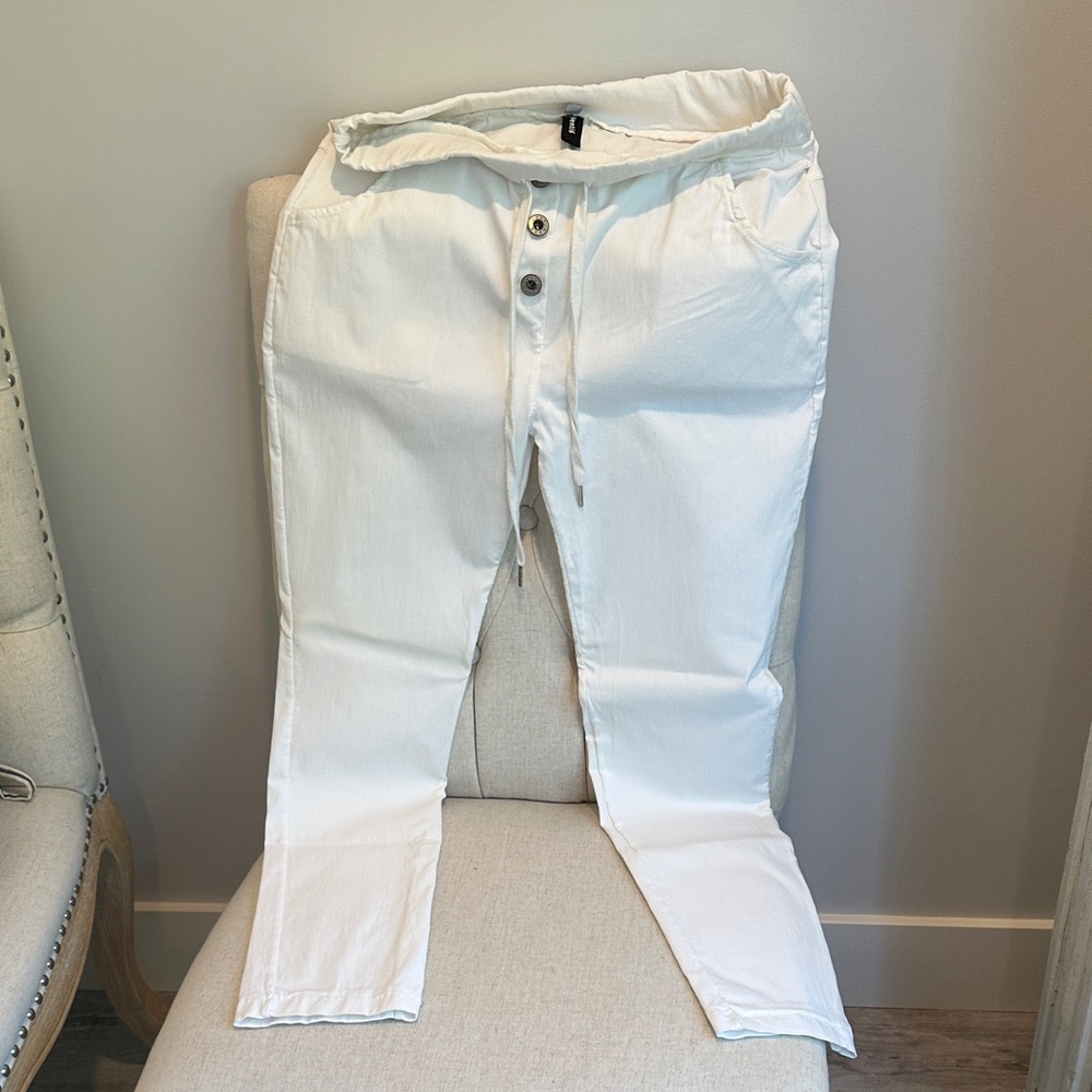 Stretch jegging white size medium. Back pockets elastic waist. Very soft